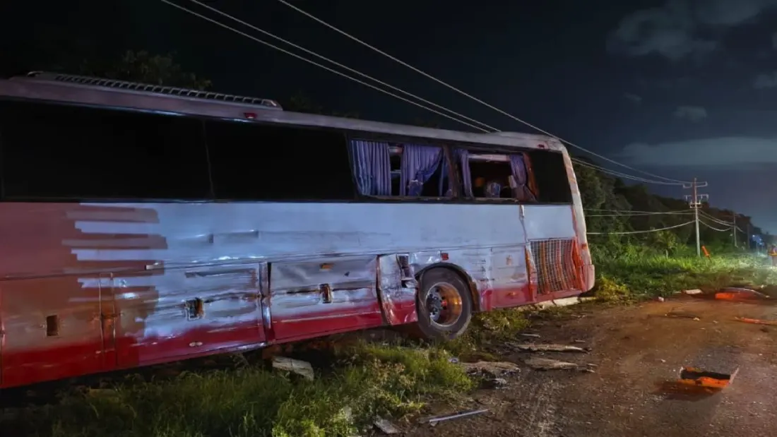 Bus and semi collide south of Playa del Carmen, leaving seven shaken but not seriously hurt
