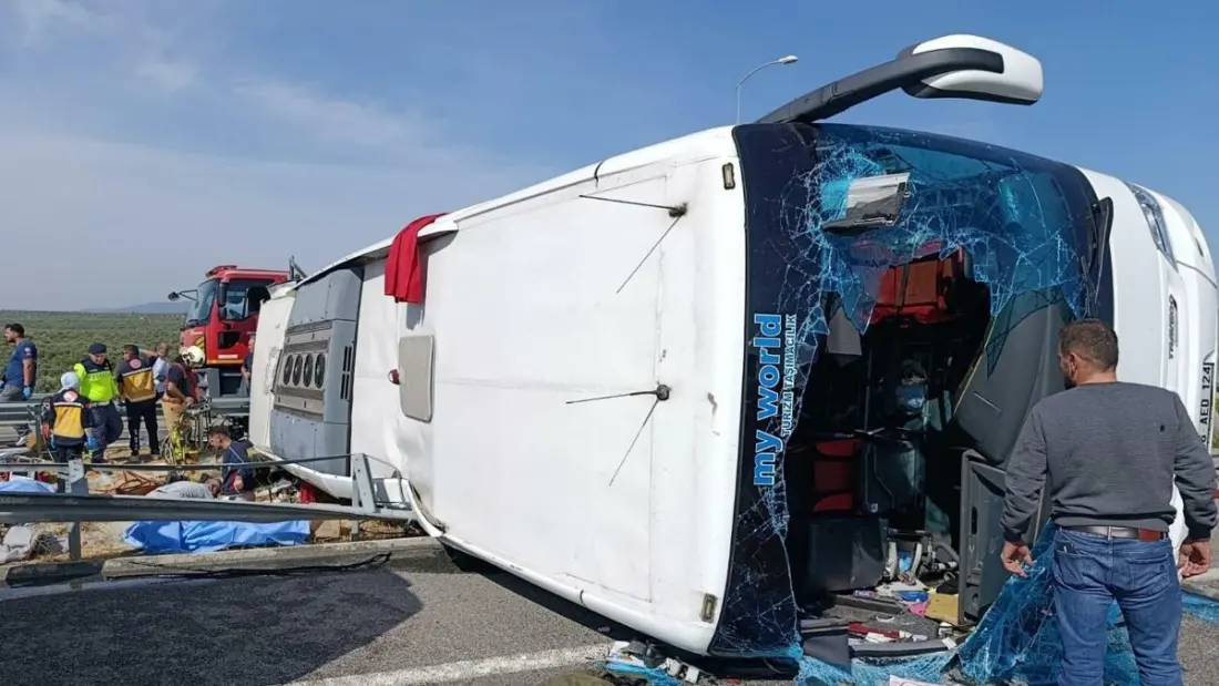 Tour bus and truck collide on western Türkiye highway, leaving 11 dead