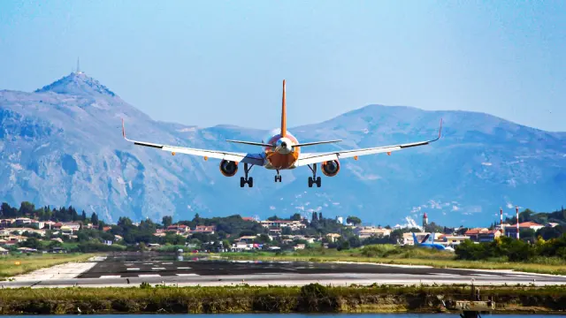 Why Your Plane Circles Before Landing — And Why It's Usually Good News