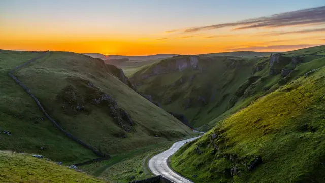 Castleton: The Peak District Village With Four Caves, Castle Ruins and the Mam Tor Ridge