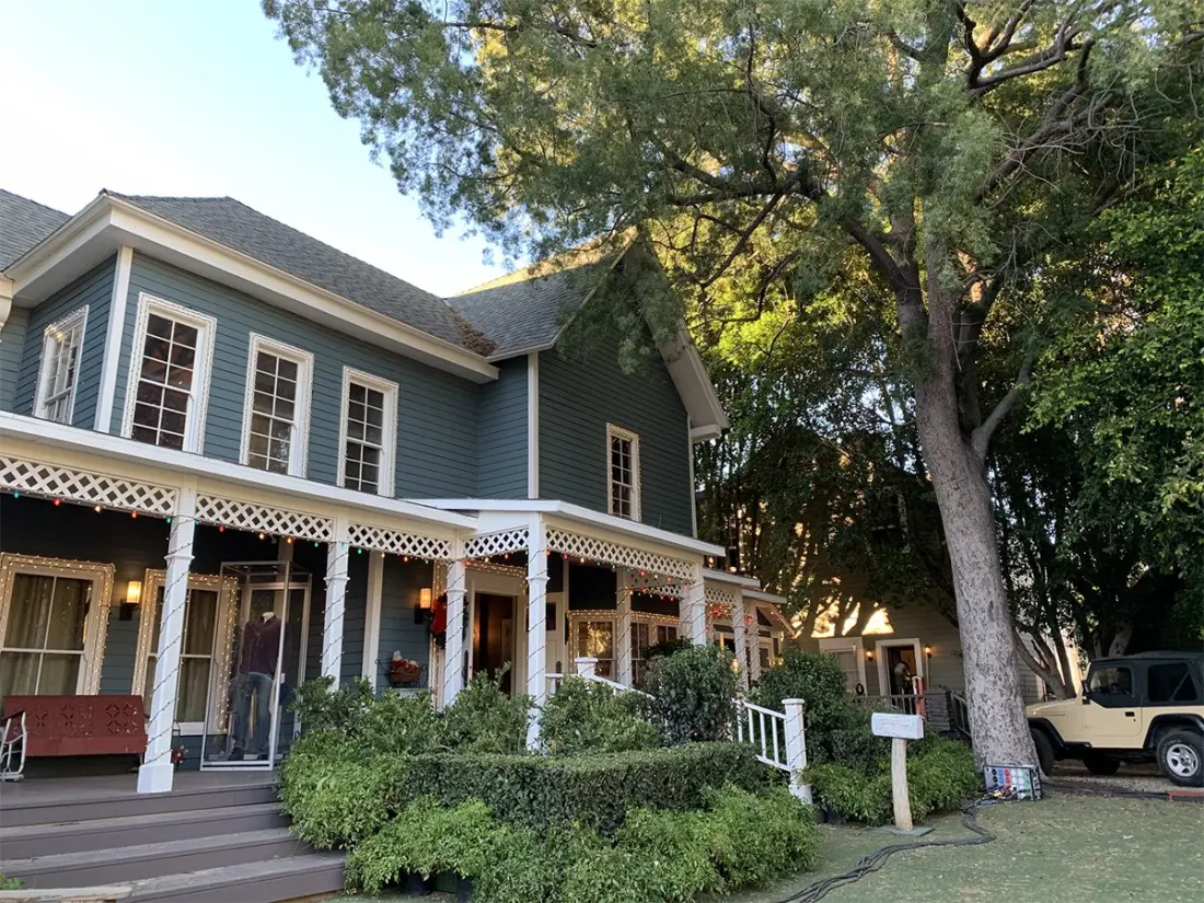 Stars Hollow Comes to Life: Gilmore Girls Holidays Hits the Warner Bros. Backlot This Winter