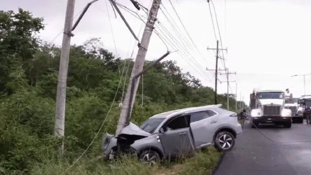 One crashed car, a fallen power cable, and 20 km of gridlock on the Riviera Maya highway
