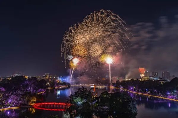 Hà Nội lights up West Lake and Sword Lake for Capital Liberation Day