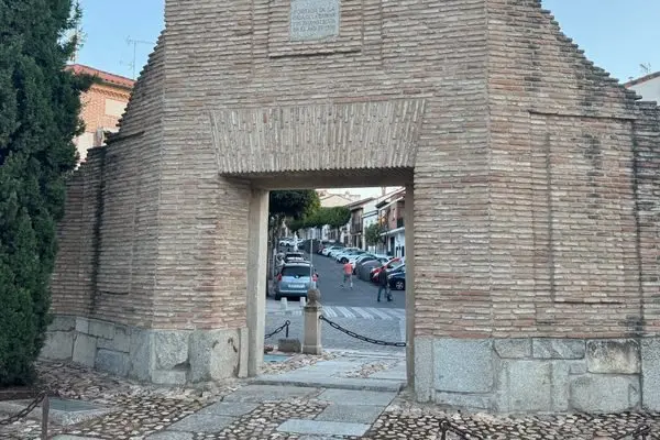 A Royal Honeymoon Doorway Rises Again in Navalcarnero