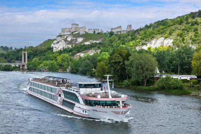 Sleeping on the Seine: Paris Gets a Floating Boutique Hotel This Winter