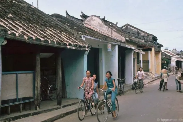 A German Photographer's 1991-93 Road Trips Caught Vietnam Just Before the Tourists Arrived