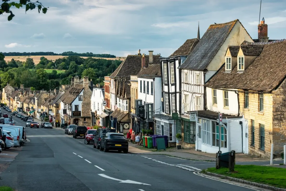 Burford brings in coach limits as overtourism meets a mediaeval street