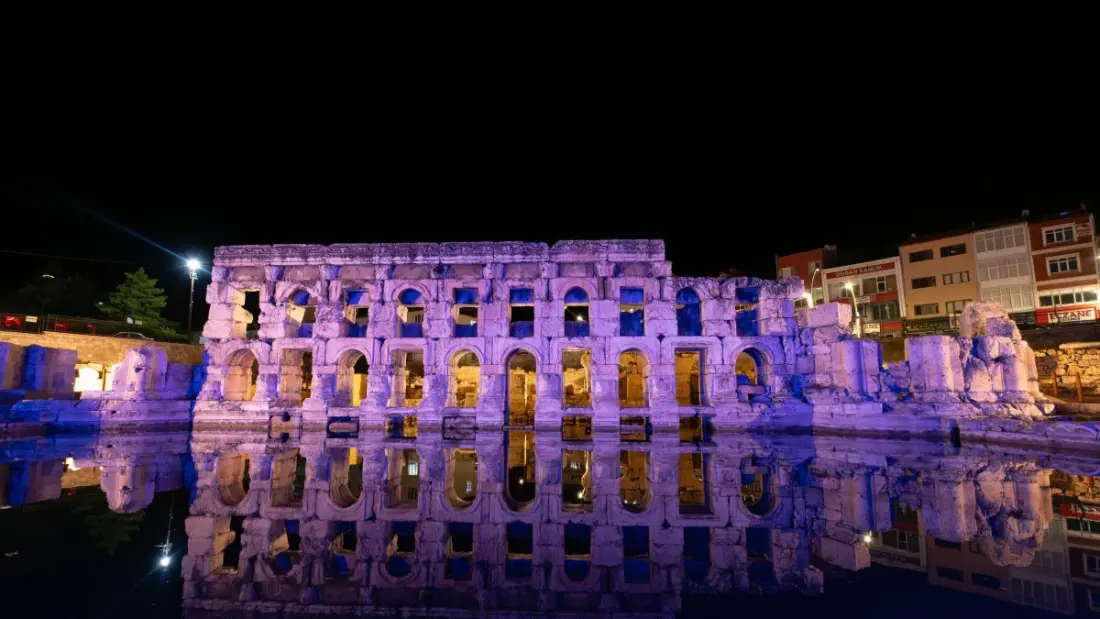 Türkiye's 2,000-year-old Roman bath now glows after dark