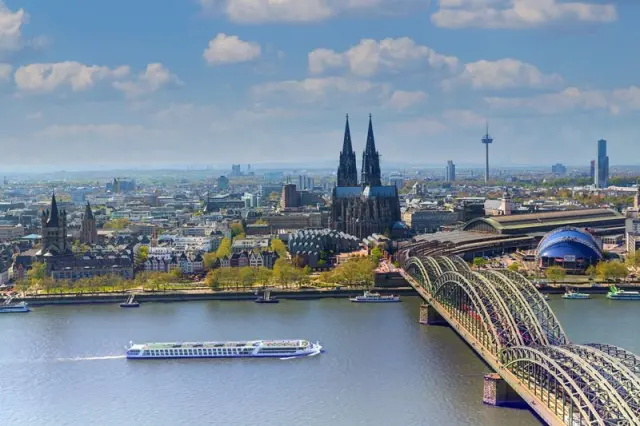Scenic's Weekend Flash Returns: $100 Off 2026 and 2027 River and Ocean Cruises