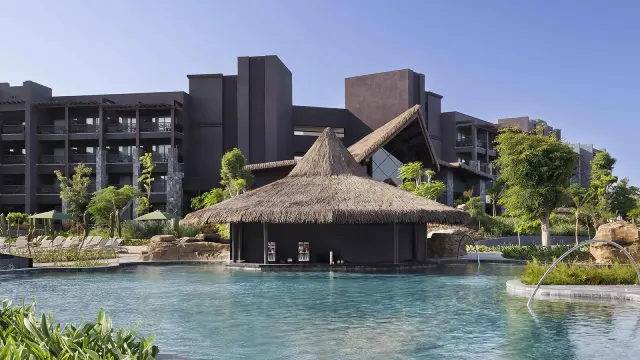 Lopesan Splash Cove Opens in Punta Cana With a Water Park, Wave Pool and Eight Pools