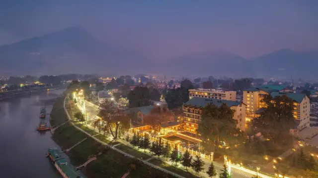 36 Hours in Srinagar: Mosques, Shikaras and a Tulip Rush